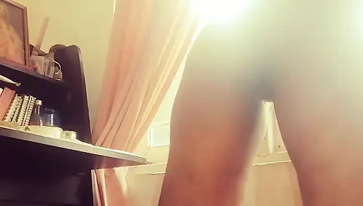 Seksi üvey anne Tina üvey oğlu için giyiniyor