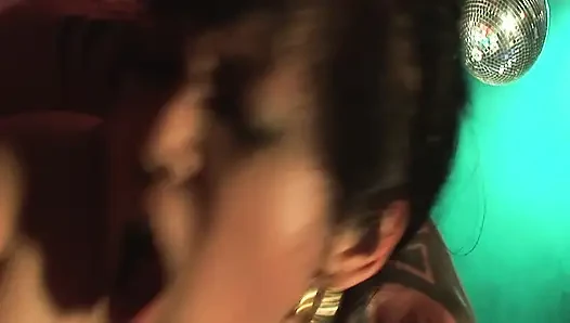 Olgun sarışın ve esmer kızlar vahşi orgazm için parmaklıyor