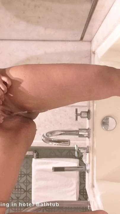 印度 Siiya Bhabhi 在酒店浴缸裸体洗澡、撒尿和指法