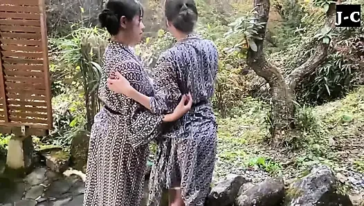 İki kadın ıslak öpücüklerin ve tabu arzusunun cüretkar bir randevusunu paylaşıyor - c