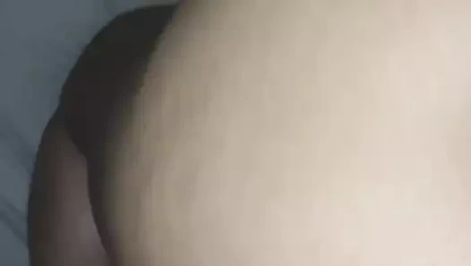 Dazzo komşunun edepsiz bir sürtüğü sikiyor