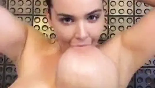 Emme ve slapping büyük sulu memeler