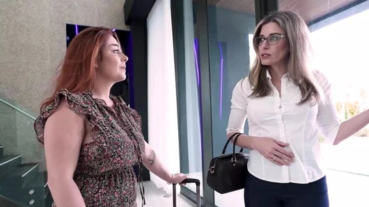 Kıvrımlı kızıl saçlı üvey yeğeni üniversiteden döndü ve dikkatimi dağıttı