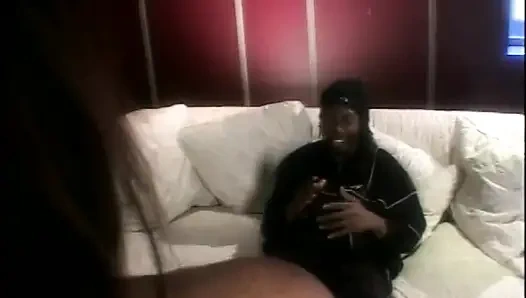 Harika vücutlu ateşli esmer hatun büyük siyah bir yarak alıyor, ateşli yüze boşalma