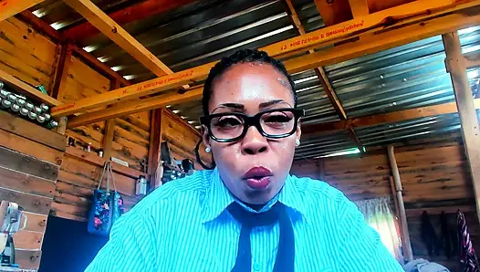 Rol yapma öğretmeni azgın öğrenciyi gözaltında cezalandırıyor...