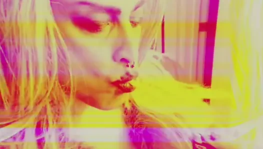 Marilyn sigara içiyor ve siyahlar içinde oynuyor