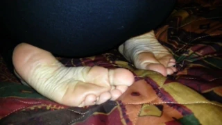 Abbey ilk kez tabanlarını ve kırışıklıklarını gösteriyor