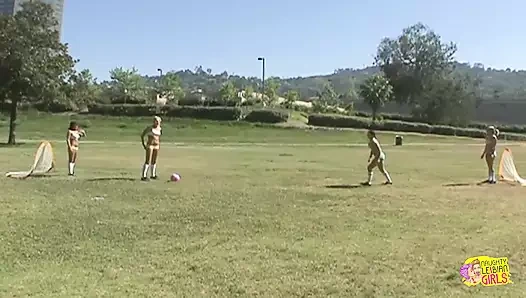 Ateşli atletik kızlar birbirlerinin amlarını yalamadan önce havuzda serinliyor