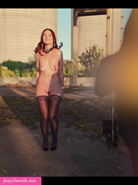 В предыдущем видео, Джени Смит позволил незнакомцу приблизиться к ней, и они провели короткий разговор.