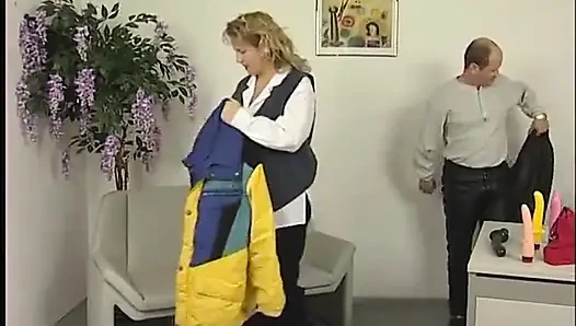 İri güzel kadın oyuncu seçmelerinde iki sert yarağı götten memnun ediyor
