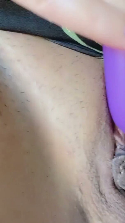 Mor renkli güzel Hintli kız 💜.. amını ovuşturarak ve dildo ile sikerek sert orgazm yaşıyor | Bölüm 1