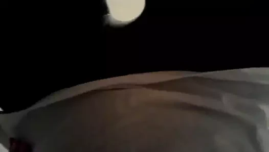 BEKANNTE PISST SICH EIN