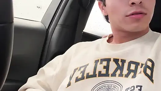 Bu adam beni yakalayınca arabamda mastürbasyon yapıyordum ama bitirmeme yardım etmekten çekinmedi.