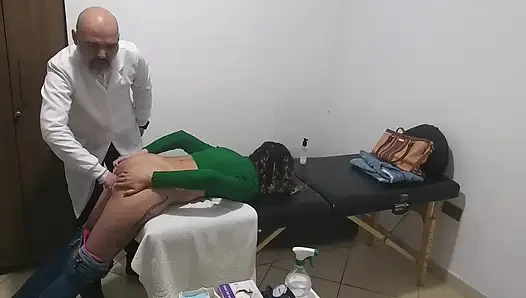 Gerçek doktor hastanın götünü ve göğüslerini muayene ediyor.