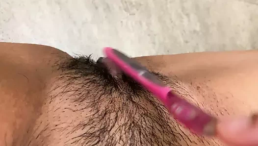 Diş fırçası amcığını mastürbasyon yapıyor