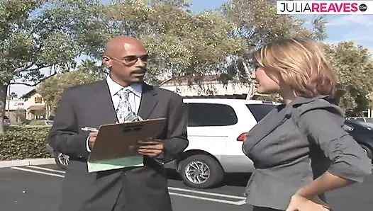 Sürtük kanepede canavar siyah yarağa biniyor