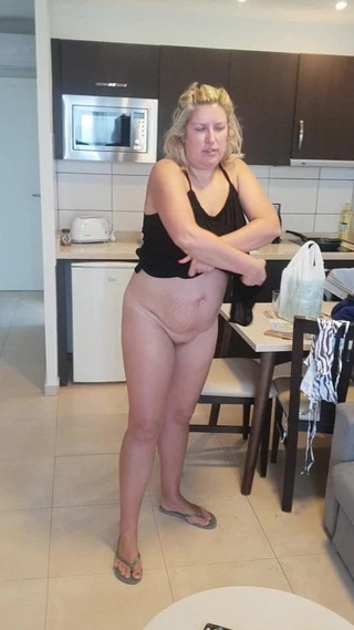 Gf çıplak şeritler ve her şeyi gösterir