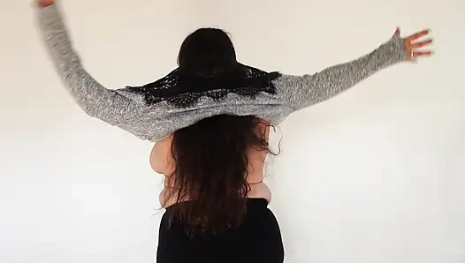 Büyük memeli kıllı olgun ıslak amcığını parmaklıyor