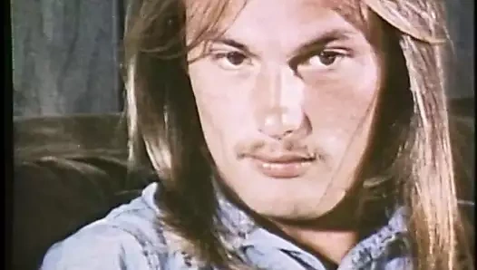 Eşcinsel zayıf adam arkadaşının götünü sikiyor ve sonra boşalıyor