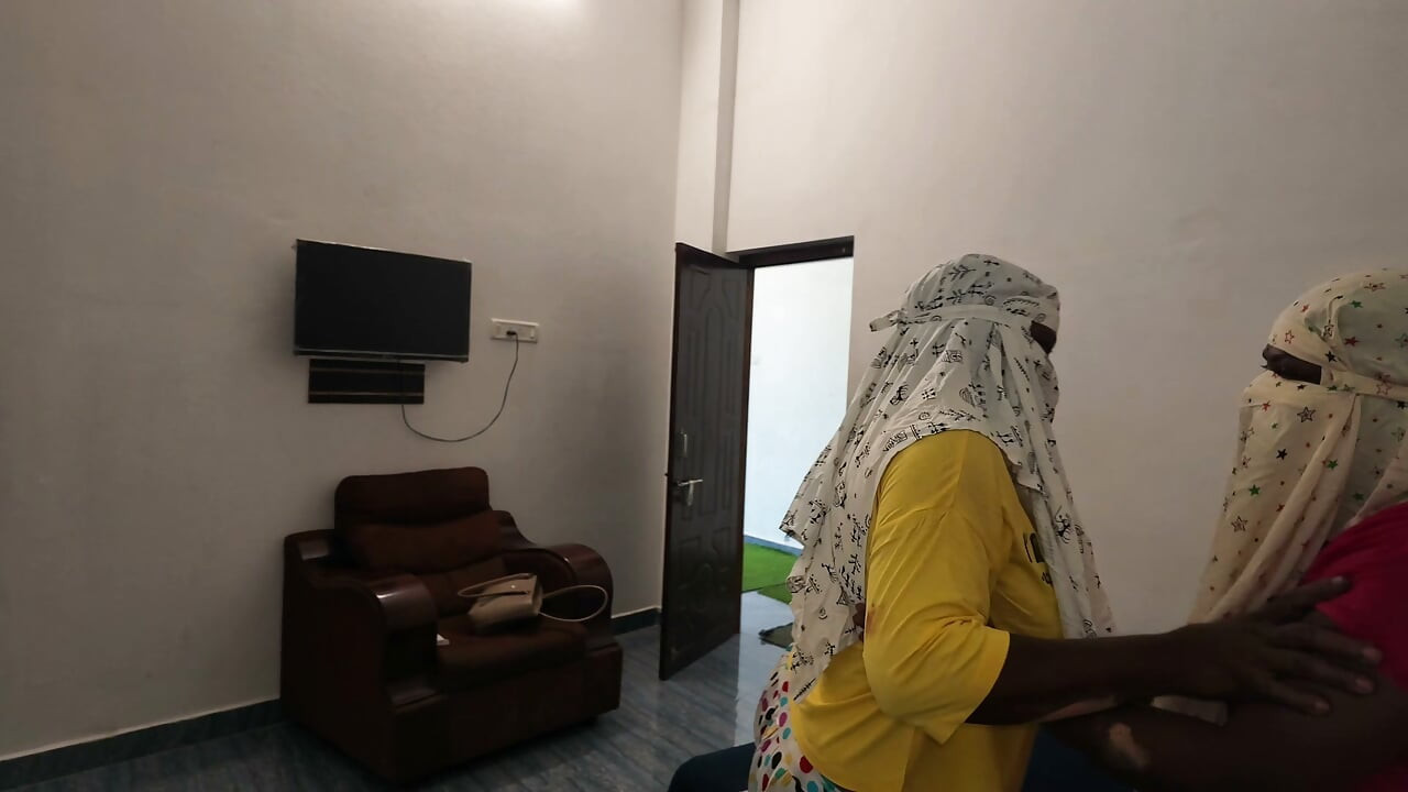 Koca lezbiyenleri yakaladı ve sikiyor