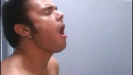 Sarışın fahişe masada lanet ederken aynada kendini izliyor