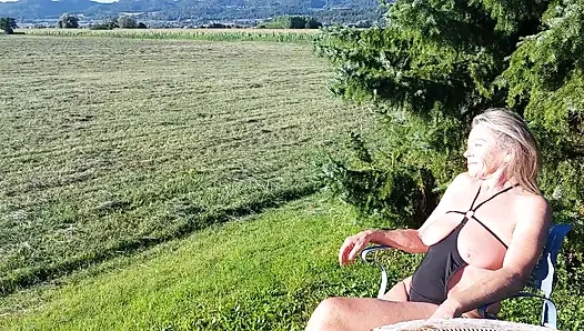 Büyükanne bahçesinde tahrik oluyor!