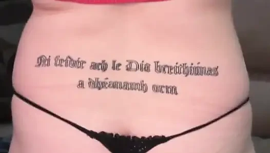Kahverengi saçlı sevimli amatör iri güzel kız kamera için kıyafetlerini çıkarıyor