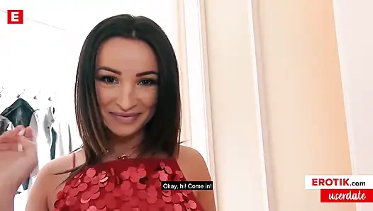 Güzel bebek Alyssia Kent onu masada sikmesine izin veriyor