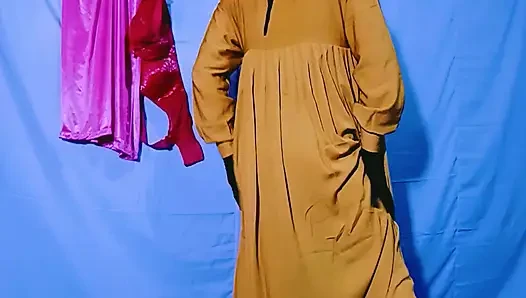 Hintli evli kadın makinede dikiş dikiyor ama başka düşünceleri de var