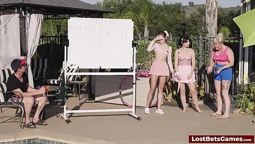 Reality TV kaosundan üç yarışmacıyla çılgın bir striptiz oyunu gösterisine