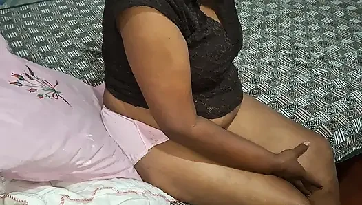 Ateşli Asyalı evli kadın genç orta yaşlı seksi kadının ateşli seks için sert yarağa ihtiyacı var