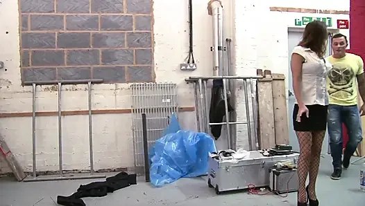 Azgın fileli esmer sikiliyor ve yüzüne boşaltıyor