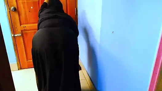 Ateşli güzel Arap üvey kız kardeşimi üniversiteye gitmek yerine mastürbasyon yaparken sikiyorum