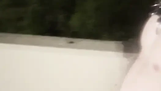 Gece yarısı köprü azdırma: Asyalı kaslı adamın deri kaplı yarağı ortaya çıkıyor