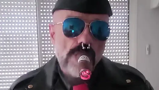 Full Langlitz'de kırmızı kravat