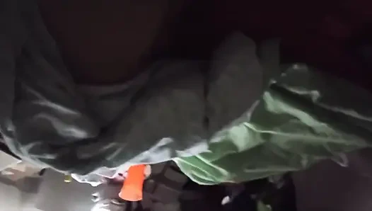 Morbid yaşlı adam karısının odasına giriyor ve onu kaydediyor