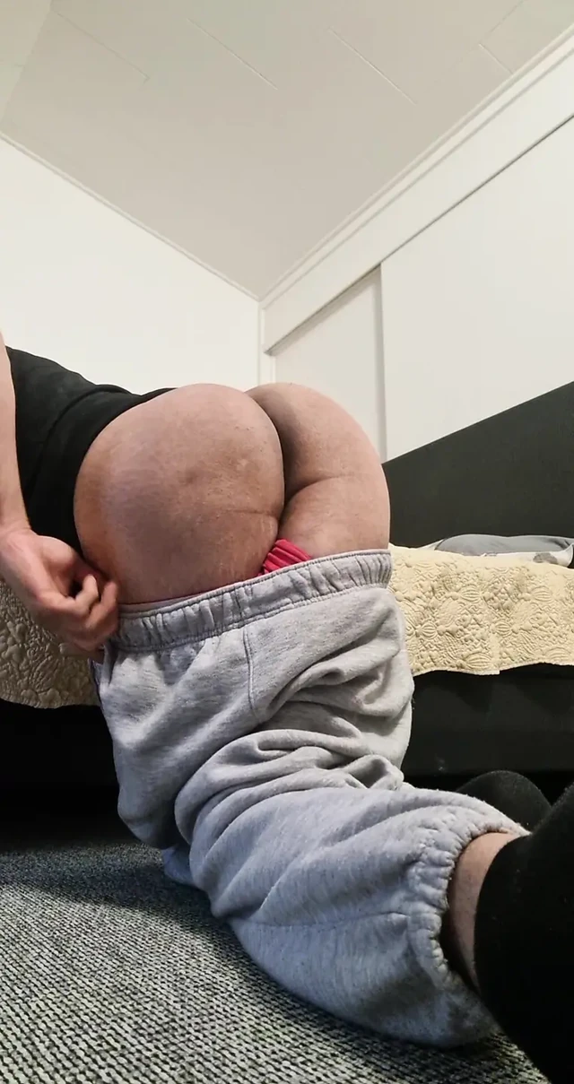 Kim şu anda yatakta o büyük pürüzsüz götü istiyor baba