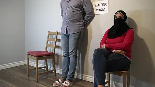 Sadakatsiz Müslüman kadın umumi bekleme odasında ona teşhir ettikten sonra büyük yarağıma karşı koyamadı.