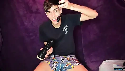 Koca sikli genç Henry bir oyuncakla sikişiyor