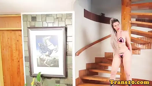 Bigbooty latina tranny gösterme ona büyük göt