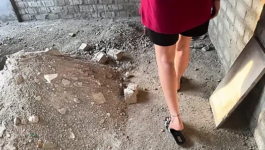 Sevimli kızla inşaat binasının altında açık havada seks, sıkı amcık seksi