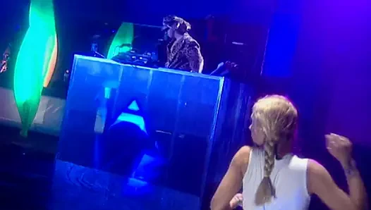 Azgın sarışın sert domalarak sikişiyor