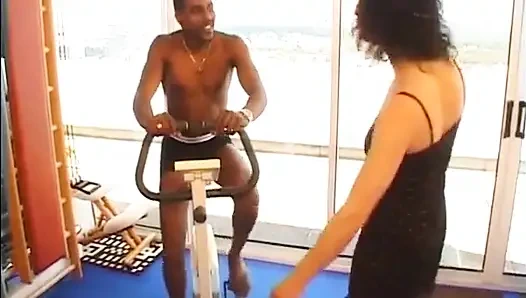 Kuyruğuna aç bir esmer için orgazm sporu seansı!