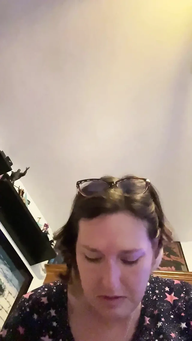 Banyo doluyken arkadaşımın yatak odasında gür amcığımdan büyük sidik!