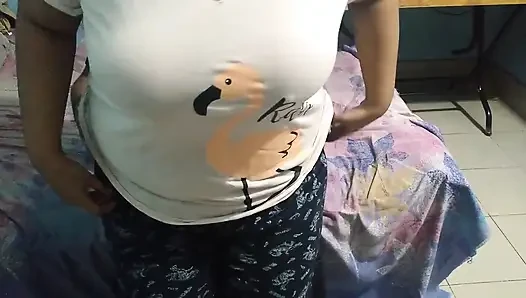 Üvey kız kardeş kocasını aldatıyor ve üvey erkek kardeşiyle romantik bir sikişiyor