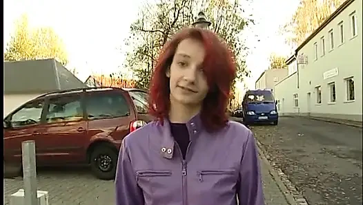 Rothaariges teen mit kleinen titten gibt beim casting einen erstaunlichen blowjob