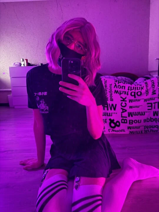 Sevimli ve seksi femboy canavarın üzerine atlıyor