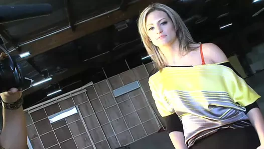 Cheyenne Cooper büyük bir yarağı amının derinliklerine alıyor