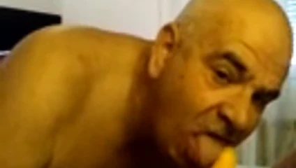 Chupando dildo