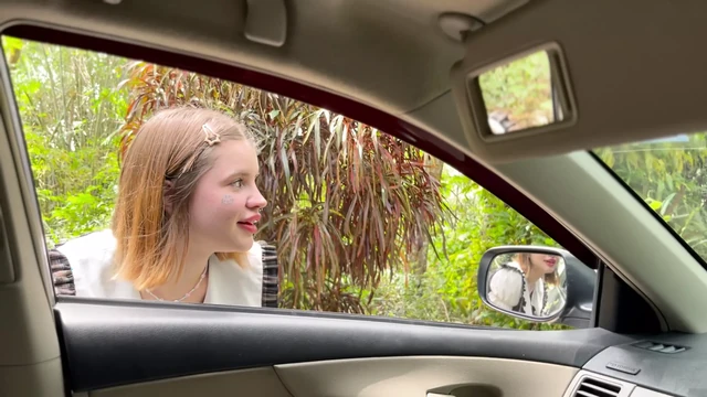 Миниатюрная студентка попросила меня по покататься, и я трахнул ее в машине